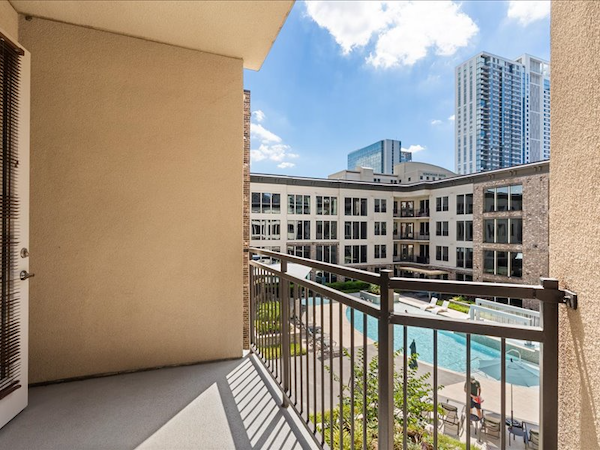 Balcony of building and Pool