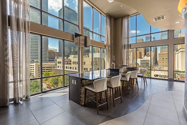 Lobby with wet bar and window in the background